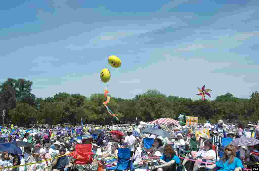 女童军及家人参加百年庆祝活动 美国之音图片/Grace拍摄