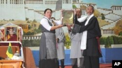 Deputy Speaker of the Tibetan Parliament Mrs Gyari Dolma (L) presents TYC’s “Rangzen” trophy to Mr Lhasang Tsering (R) during the opening function TYC general body meeting in Dharamsala, India, Monday, August 2, 2010.