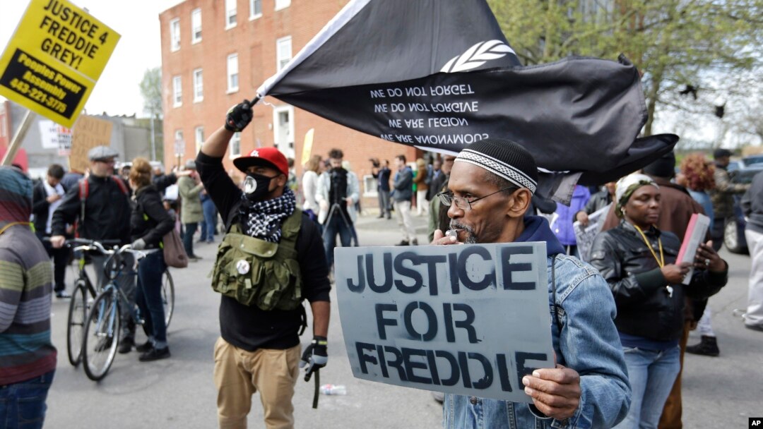 Warga berkumpul di luar kantor polisi distrik Barat Baltimore, AS, sebelum berdemonstrasi untuk Freddie Gray (25/4). (AP/Patrick Semansky)