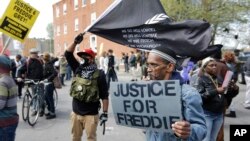 Warga berkumpul di luar kantor polisi distrik Barat Baltimore, AS, sebelum berdemonstrasi untuk Freddie Gray (25/4). (AP/Patrick Semansky)