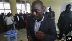 Le président congolais Joseph Kabila votant à Kinshasa le 28 novembre 2011 