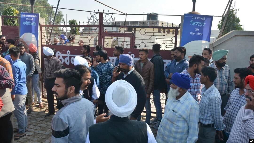 Masyarakat berkumpul di luar setelah ledakan di Nirankari Bhawan, aula doa di Desa Adliwal, Amritsar, India, sebagai ilustrasi. Ledakan kedua dalam 36 jam mengguncang daerah sekitar tempat suci Sikh di Kuil Emas di kota Amritsar. (Foto: AP/Prabhjot Gill)
