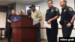 El alcalde de Houston, Sylvester Turner (centro) y el jefe de policía de la ciudad Art Acevedo (segundo desde la derecha) informaron sobre la muerte del oficial Steve Pérez el domingo.