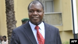 Albert Mabri Toikeusse, nouveau ministre ivoirien de la Planification et du Développement, arrive à une réunion du Cabinet, à Abidjan, le 6 décembre 2010.