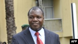 Albert Mabri Toikeusse, nouveau ministre ivoirien de la Planification et du Développement, arrive à une réunion du Cabinet, à Abidjan, le 6 décembre 2010.