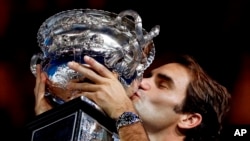 El suizo Roger Federer se proclamó campeón del Abierto de Australia al vencer al español Rafael Nadal en cinco sets.