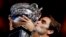 El suizo Roger Federer se proclamó campeón del Abierto de Australia al vencer al español Rafael Nadal en cinco sets.