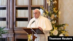 El papa Francisco, en la Biblioteca del Vaticano lidera la plegaria del Angelus, el 6 de enero de 2021.