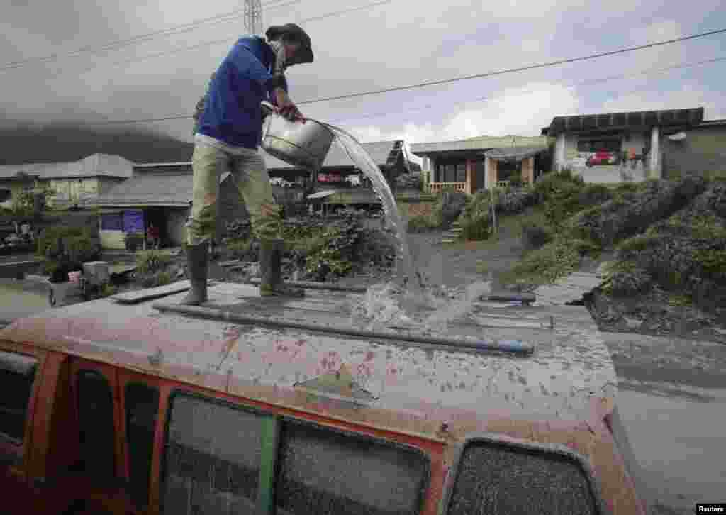 سماٹرا کے ضلعی حکام کے مطابق پانچ گاؤں کے کئی لوگ اپنے گھر بار چھوڑ کر دوسرے علاقوں میں منتقل ہوئے گئے ہیں۔ 