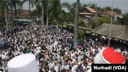 Koordinator aksi Anang Imanuddin membacakan Piagam Borobudur, 8 September 2017. (Foto: VOA/Nurhadi)