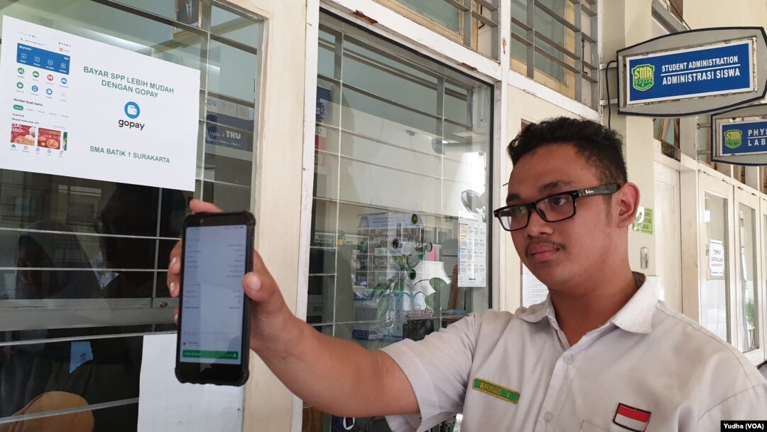 Pembayaran SPP melalui aplikasi GoPay di SMA Batik 1 Solo, Selasa (18/2). (Foto : VOA/ Yudha Satriawan)