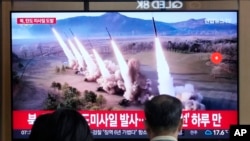 Người dân Hàn Quốc xem một bản tin phát hình ảnh vụ phóng tên lửa của Triều Tiên, tại một ga tàu ở Seoul, hôm 30/5.