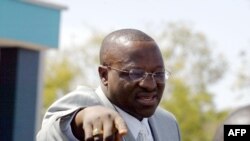 Le gouverneur de l'Etat du Plateau, Joshua Dariye, à l'aéroport de Jos, le 18 octobre 2004 (AFP PHOTO / PIUS UTOMI EKPEI).