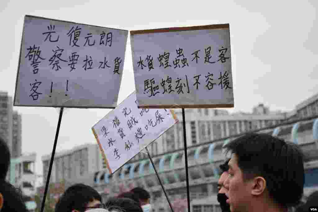 남아프리카공화국 수도 요하네스버그에 있는 비트바테르스란트 대학교에 진행된 무상 교육 요구 시위로 도중 경찰이 섬광탄과 고무탄환을 발사하고 있다. 몇주동안 계속된 시위로 당국은 학교를 폐쇄했다. &nbsp;