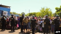 Les gendarmes contiennent des manifestants près de l'aéroport sur l'île de Petite-Terre dans l'océan Indien, Mayotte, le 12 mars 2018.