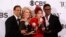 Los productores de 'Kinky Boots', Hal Luftig, izquierda, y Daryl Roth junto a Cyndi Lauper y Billy Porter posan con sus premios Tony. 