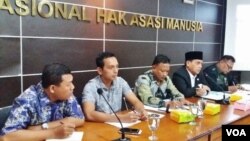 Diskusi mengenai RUU Pemberantasan Terorisme di kantor Komnas HAM, Senin (16/4). Ketua Panitia Khusus RUU Pembarantasan Terorisme Muhammad Syafii (dua dari kanan), Komisioner Komnas HAM Chairul Anam dan Direktur Eksekutif Imparsial Al Araf.  (VOA/Fathiyah