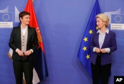 Ana Brnabić, premijerka Srbije i Ursula fon der Lajen, predsednica Evropske komisije na sastanaku u Briselu u januaru 2022. (Foto: AP/Stephanie Lecocq)