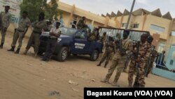 La gendarmerie tchadienne devant le tribunal de grande d'instance de N'Djamena lors de la comparution de 5 leaders de la société civile.