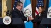 El presidente de Guatemala, Bernardo Arévalo, y la vicepresidenta de Estados Unidos, Kamala Harris, estrechan las manos antes de reunirse para un encuentro bilateral en la Casa Blanca, el 25 de marzo de 2024.