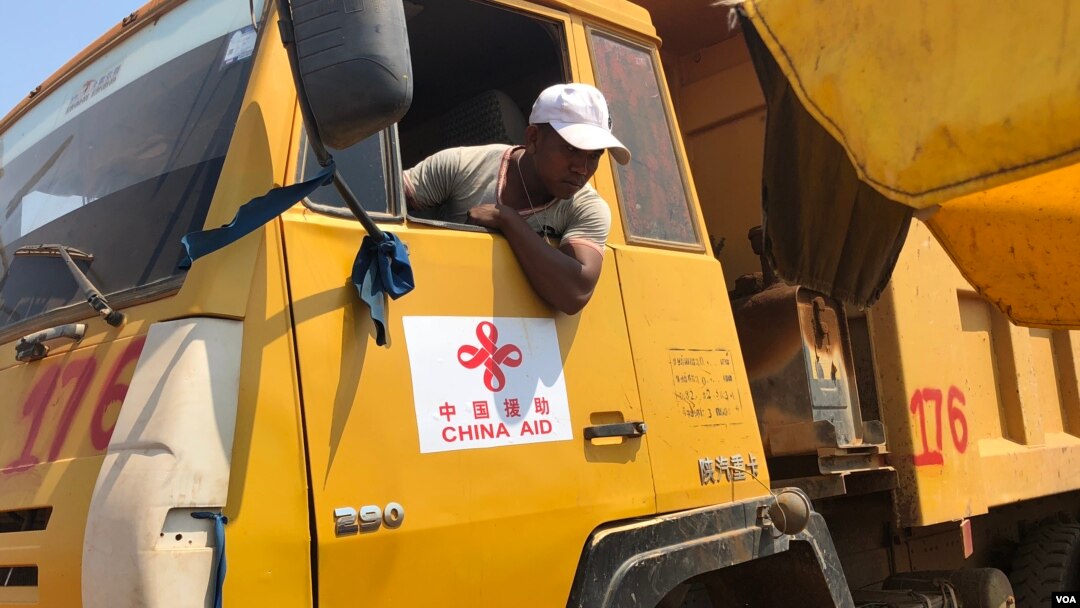 柬埔寨一名工人正在駕駛工地卡車在中國人投資建築工地上。