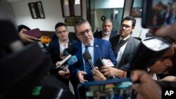 El presidente electo de Guatemala, Bernardo Arévalo, habla con los periodistas después de preguntarle a un juez sobre el caso contra su partido Semilla en la ciudad de Guatemala, el martes 12 de diciembre de 2023. Arévalo de asumir el cargo el 14 de enero de 2024. 