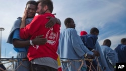 Un jeune camerounais secouru par une ONG après être parti de la Libye pour l'Italie, le 5 février 2017.