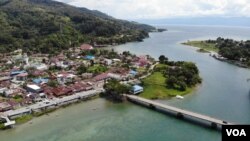 Suasana kota Tentena, dengan latar gunung dan danau Poso di kejauhan. (Foto: VOA/Yoanes) 