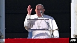 El Papa Francisco saluda a la multitud desde la ventana del Palacio Apostólico con vista a la Plaza de San Pedro, durante la oración del Ángelus por el Año Nuevo en el Vaticano el 1 de enero de 2025.