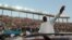 Le président sénégalais et candidat aux prochaines élections présidentielles, Macky Sall, souhaite la bienvenue à ses partisans alors qu'il arrive à sa dernière manifestation à Dakar, le 22 février 2019.