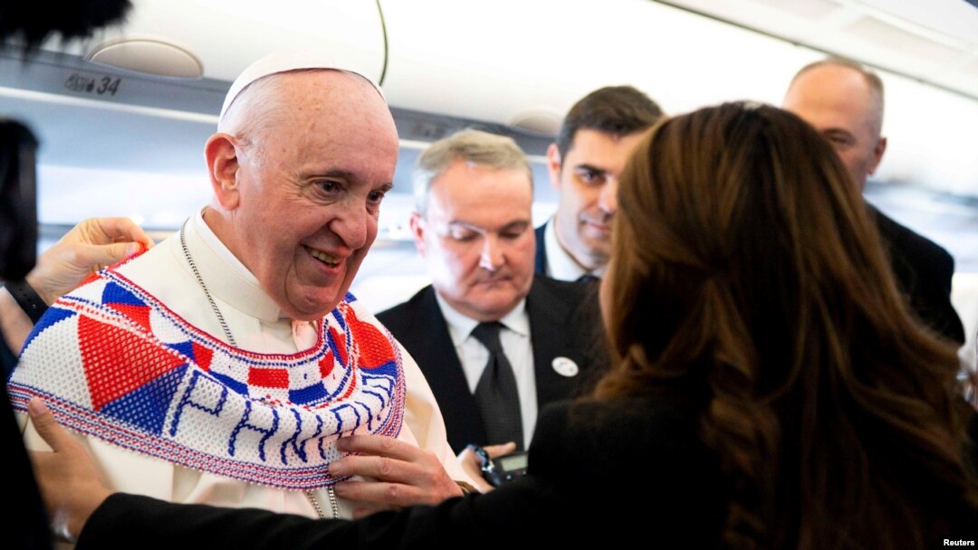 Paus Francis dalam konferensi pers di atas pesawat menuju Panama, 23 Januari 2019. 