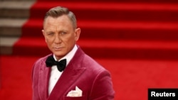 L'acteur Daniel Craig pose alors qu'il arrive à la première mondiale du nouveau film de James Bond "No Time To Die" au Royal Albert Hall de Londres, Grande-Bretagne, le 28 septembre 2021.