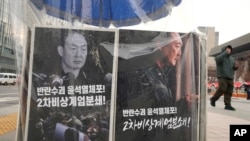 Se exhiben carteles que exigen el arresto del presidente de Corea del Sur, Yoon Suk Yeol, en Seúl, Corea del Sur, el viernes 20 de diciembre de 2024. Los carteles dicen "Arresten al líder de la rebelión Yoon Suk Yeol".