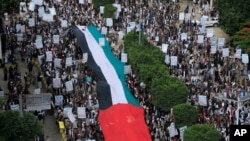 예멘 수도 사나에서 대형 팔레스타인 국기를 든 후티 반군 지지자들이 이스라엘의 팔레스타인 공격에 반대하는 시위를 하고 있다. (자료사진) 
