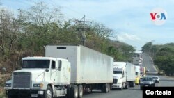 Fila de camiones en el lado costarricense a la espera para pasar a territorio nicaragüense se extiende por cerca cuatro kilómetros. [Foto: Alexis Castro].
