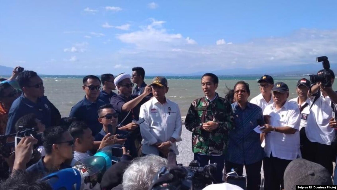 Presiden Jokowi tiba di Palu dan memimpin rapat terbatas dengan otorita berwenang, Minggu sore (30/9).