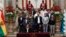 La presidenta interina de Bolivia, Jeanine Añez, a la izquierda, se sienta al lado de la presidenta del Senado, Monica Eva Copa, para promulgar una ley para celebrar nuevas elecciones en La Paz, Bolivia.