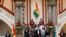 La presidenta interina de Bolivia, Jeanine Añez, a la izquierda, se sienta al lado de la presidenta del Senado, Mónica Eva Copa, para promulgar una ley para celebrar nuevas elecciones en Bolivia.