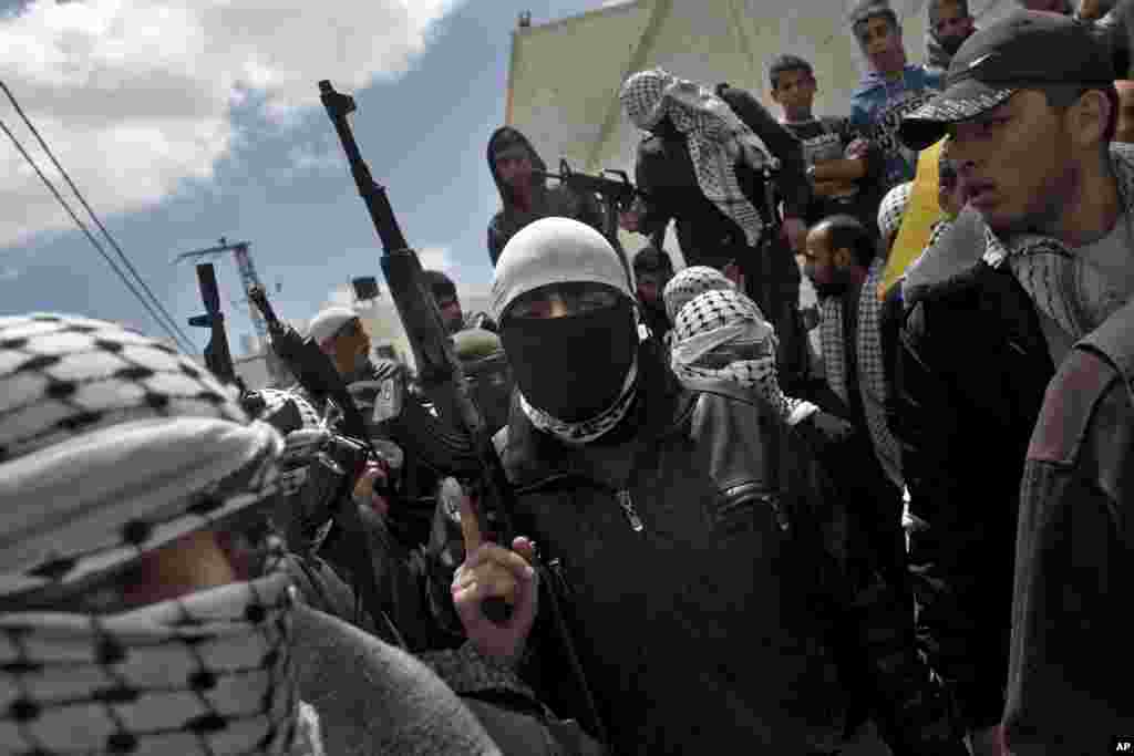 Palestinian members of the Al-Aqsa Martyrs Brigades attend the funeral of Maysara Abu Hamdiyeh in the West Bank city of Hebron, April 4, 2013. 