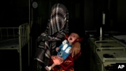 بر اساس این گزارش، از ماه جنوری تا اپریل سال جاری، شمار کودکان بستری‌شده در مراکز درمانی سوءتغذیه تحت حمایت سازمان داکتران بدون سرحد، به طور اوسط بیش از ۳۰ درصد نسبت به مدت مشابه سه سال گذشته افزایش یافته است. عکس- آرشیف