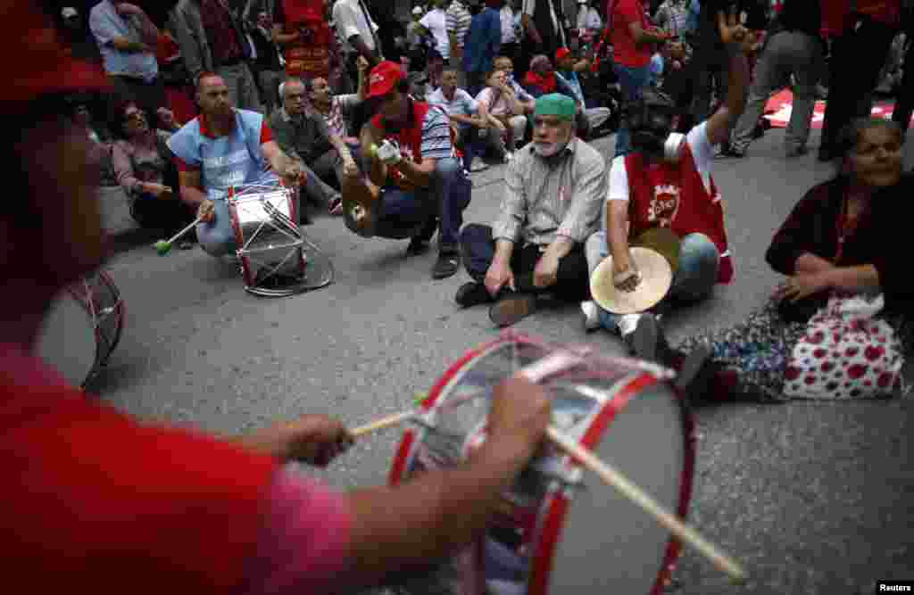 Para anggota Konfederasi Serikat-Serikat Dagang Revolusioner Turki (DISK) ambil bagian dalam demonstrasi di Ankara (17/6).&nbsp;