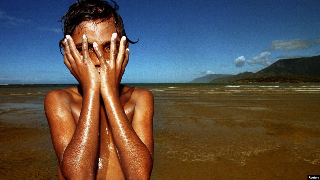 Seorang anak Aborigin bermain di dekat Cape Tribulation, Queensland, Australia (foto: ilustrasi). 