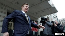 Пол Манафорт покидает здание суда 19 апреля 2018