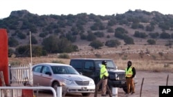 Des agents de sécurité se tiennent à l'entrée du plateau de tournage du film Rust durant lequel la directrice de la photographie a été tuée, à l'extérieur de Santa Fe, Nouveau-Mexique, le 22 octobre 2021.