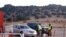 Des agents de sécurité se tiennent à l'entrée du plateau de tournage du film Rust durant lequel la directrice de la photographie a été tuée, à l'extérieur de Santa Fe, Nouveau-Mexique, le 22 octobre 2021.