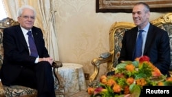 Former senior International Monetary Fund (IMF) official Carlo Cottarelli meets the Italian President Sergio Mattarella at the Quirinal Palace in Rome, Italy, May 28, 2018. (Italian Presidential Press Office)