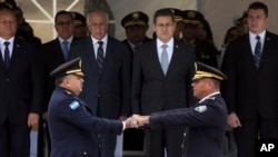 El presidente de Honduras, Juan Orlando Hernández, al centro en la segunda fila, observa la transferencia de comando en la Policía Nacional, del general Félix Villanueva (der.) a José David Aguilar Morán (izq.). Tegucigalpa, enero 15 de 2018.