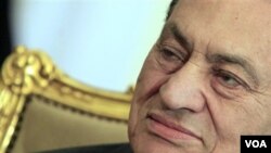 Hosni Mubarak di istana kepresidenannya di Kairo, awal pekan ini. Wapres Mesir Omar Suleiman mengumumkan pengunduran diri Mubarak, Jumat (2/11).