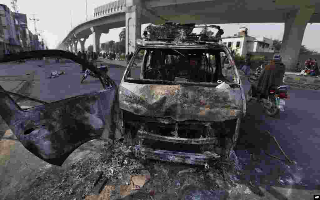 دھرنے کے شرکا اور پولیس کے درمیان جھڑپوں کے دوران جلائی جانے والی ایک گاڑی