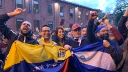 Venezolanos fuera de la embajada el lunes 13 de mayo de 2019, cuando autoridades federales entregaron una orden de desalojo a activistas que ocupan la embajada de Venezuela en Washington D.C.. [Foto: Jorge Agobian]